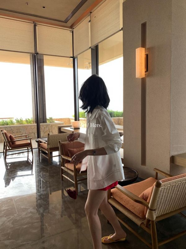 簡約設計感 廓形鏤空純色襯衫 簡約設計感 廓形鏤空純色襯衫