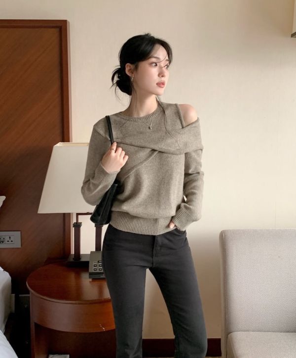 Korea 甜美露肩百搭針織上衣-2色 Korea 甜美露肩百搭針織上衣-2色