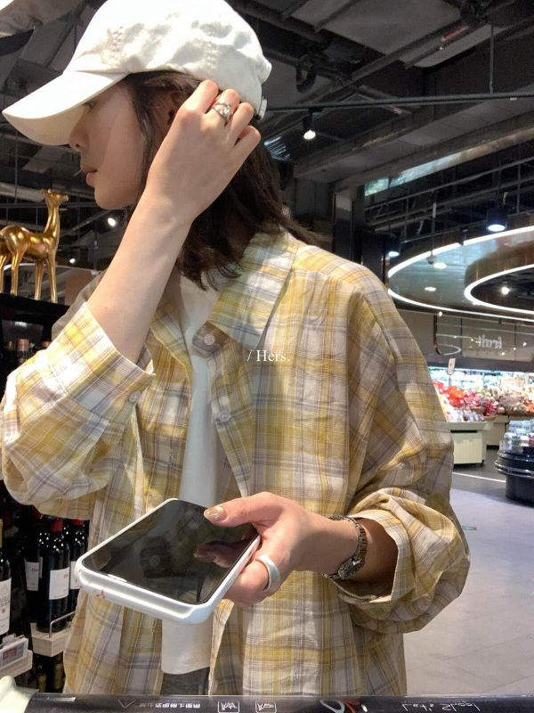 襯衫控的鬆弛感穿搭 顯白格子薄襯衫上衣 襯衫控的鬆弛感穿搭 顯白格子薄襯衫上衣