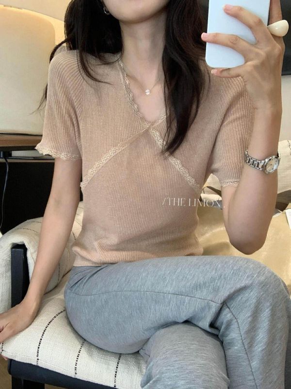溫柔風百搭修身蕾絲邊V領上衣-4色 溫柔風百搭修身蕾絲邊V領上衣-4色