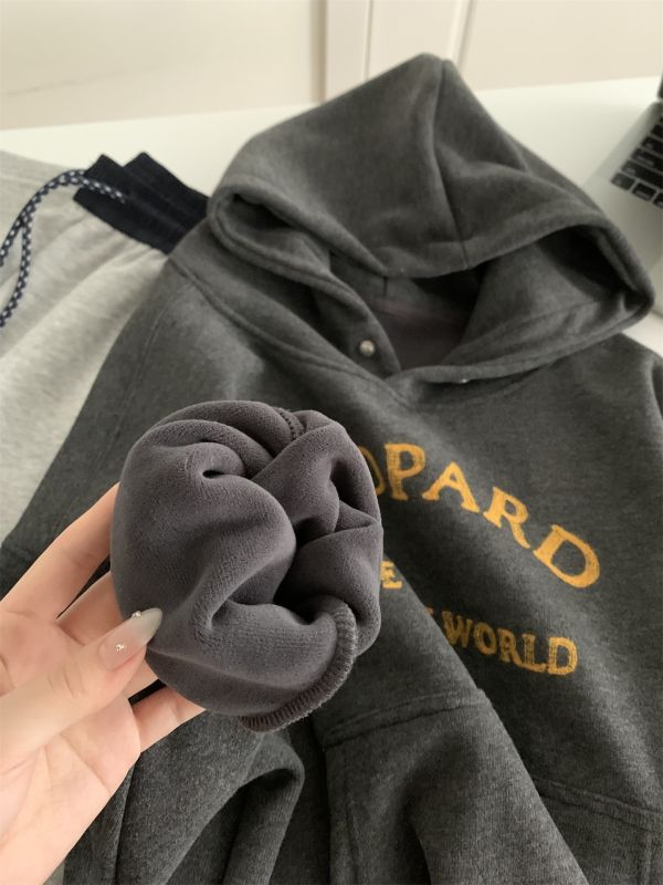 撞色糯米絨字母繡花連帽寬鬆上衣 撞色糯米絨字母繡花連帽寬鬆上衣