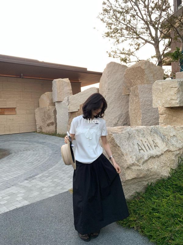 精緻感氣質 肌理蕾絲拼接溫柔上衣-2色 精緻感氣質 肌理蕾絲拼接溫柔上衣-2色