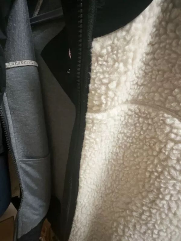 羊羔毛徽章保暖搖粒絨連帽外套-2色 羊羔毛徽章保暖搖粒絨連帽外套-2色