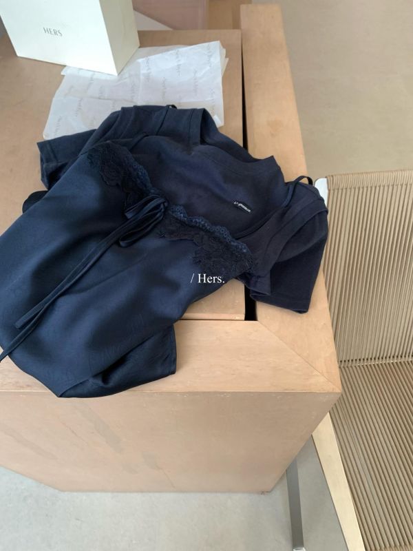 精緻感氣質 肌理蕾絲拼接溫柔上衣-2色 精緻感氣質 肌理蕾絲拼接溫柔上衣-2色