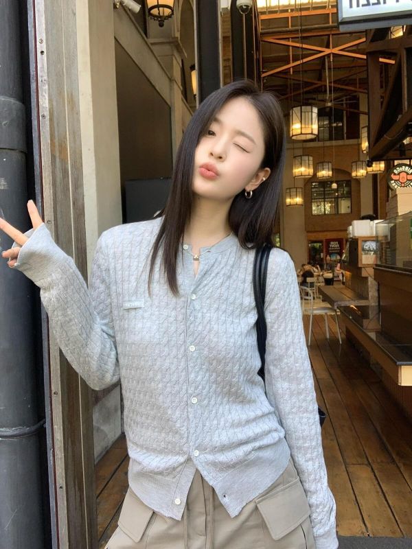 質感麻花時尚學院風小標圓領針織開衫上衣-5色 質感麻花時尚學院風小標圓領針織開衫上衣-5色