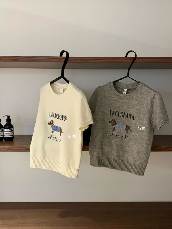 字母圖案刺繡短款百搭針織上衣-2色 字母圖案刺繡短款百搭針織上衣-2色