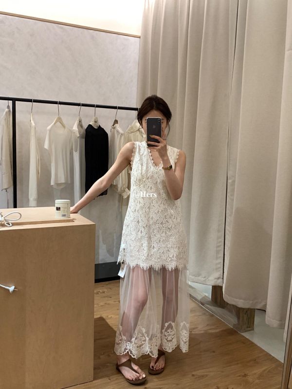 巨顯貴氣 重工設計款蕾絲網紗拼接連衣裙 巨顯貴氣 重工設計款蕾絲網紗拼接連衣裙