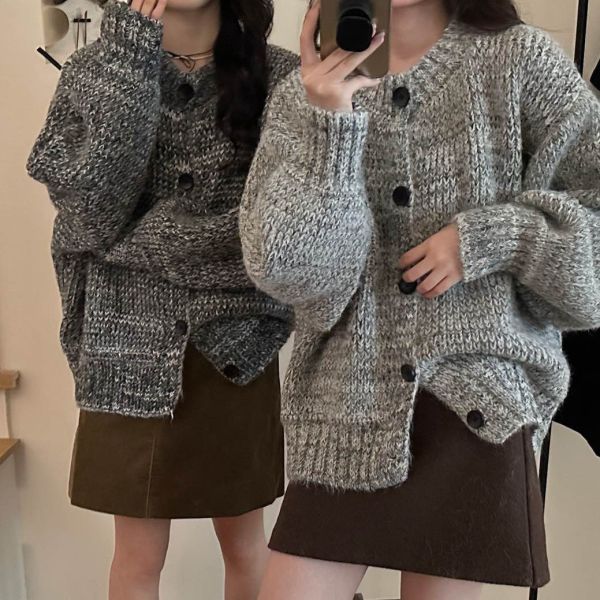 花線大鈕扣復古設計感寬鬆圓領針織外套-2色 花線大鈕扣復古設計感寬鬆圓領針織外套-2色