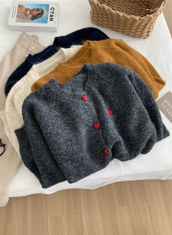 洋氣復古愛心扣圓領刺繡毛衣外套-4色 洋氣復古愛心扣圓領刺繡毛衣外套-4色