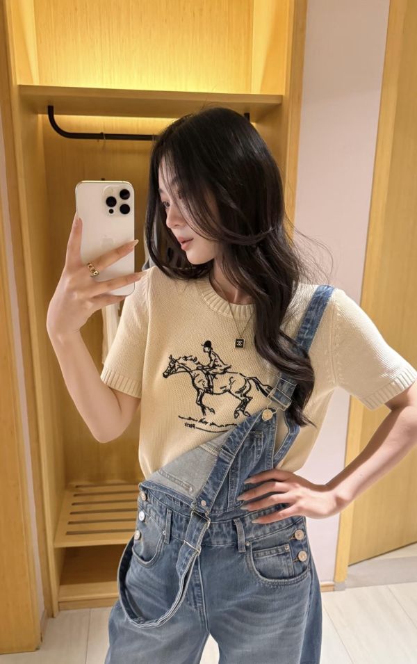 設計感騎馬刺繡百搭針織上衣-3色 設計感騎馬刺繡百搭針織上衣-3色