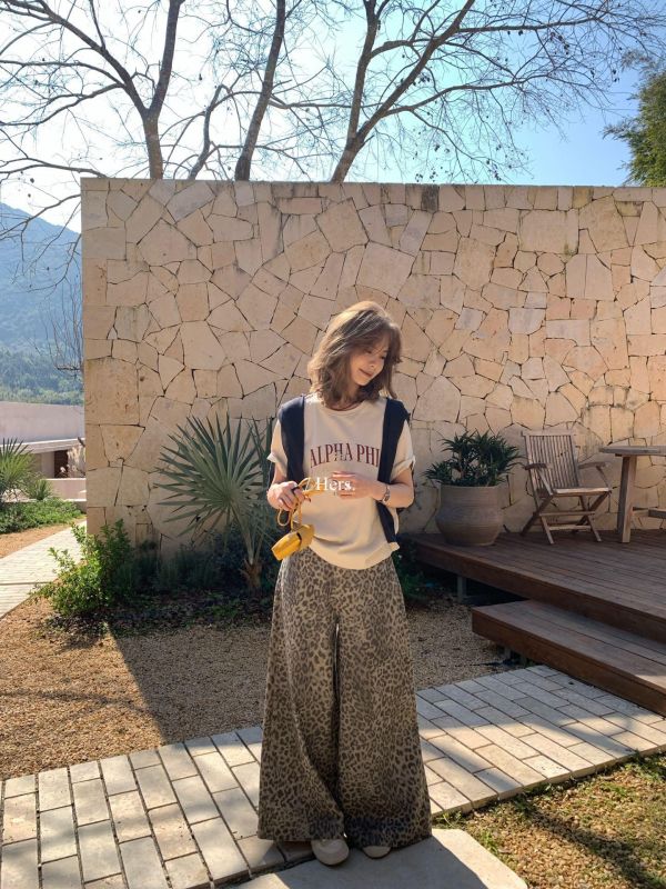 質感印花休閒字母上衣-2色 質感印花休閒字母上衣-2色