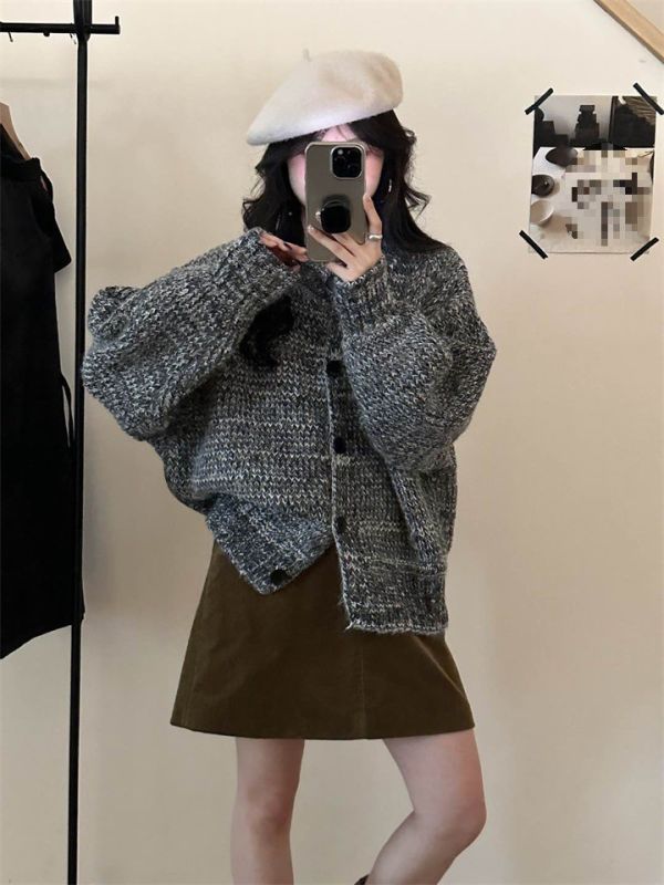 花線大鈕扣復古設計感寬鬆圓領針織外套-2色 花線大鈕扣復古設計感寬鬆圓領針織外套-2色