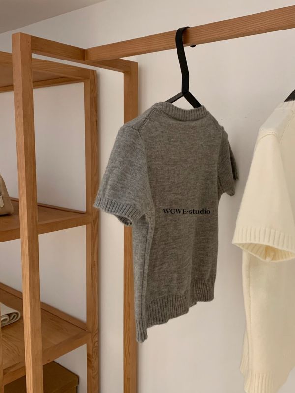 字母圖案刺繡短款百搭針織上衣-2色 字母圖案刺繡短款百搭針織上衣-2色