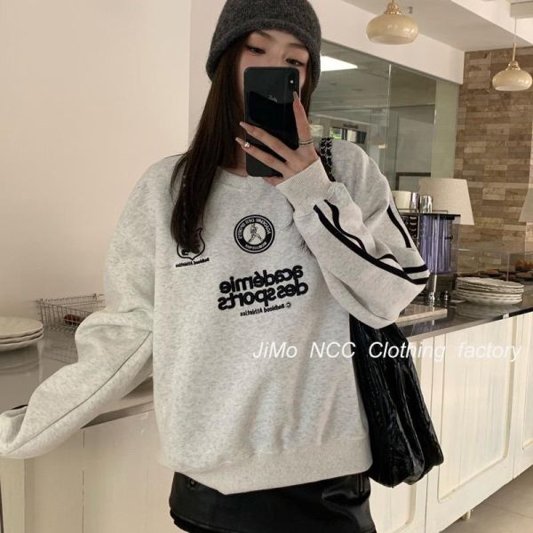 美式復古運動風logo刺繡V領上衣 美式復古運動風logo刺繡V領上衣