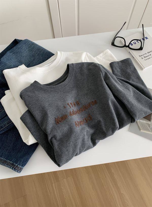 簡約字母刺繡正肩打底磨毛t-2色 簡約字母刺繡正肩打底磨毛t-2色