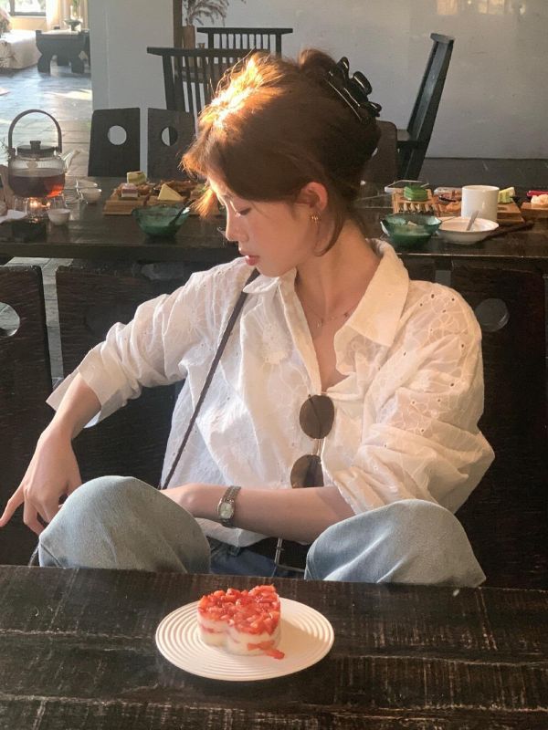 怎麼拍都好看～溫柔慵懶風蕾絲襯衫 怎麼拍都好看～溫柔慵懶風蕾絲襯衫