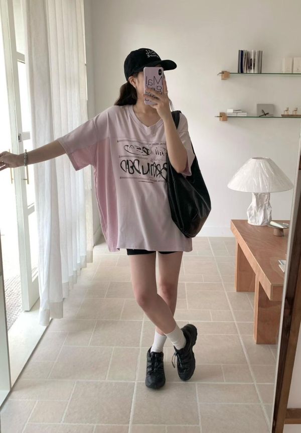 V領拼接感字母印花T恤上衣-4色 V領拼接感字母印花T恤上衣-4色