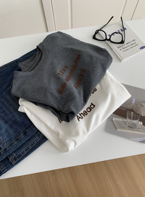 簡約字母刺繡正肩打底磨毛t-2色 簡約字母刺繡正肩打底磨毛t-2色