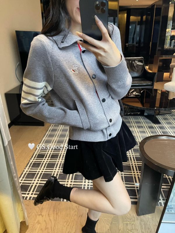 減量刺繡小狗百搭高領針織開衫-3色 減量刺繡小狗百搭高領針織開衫-3色