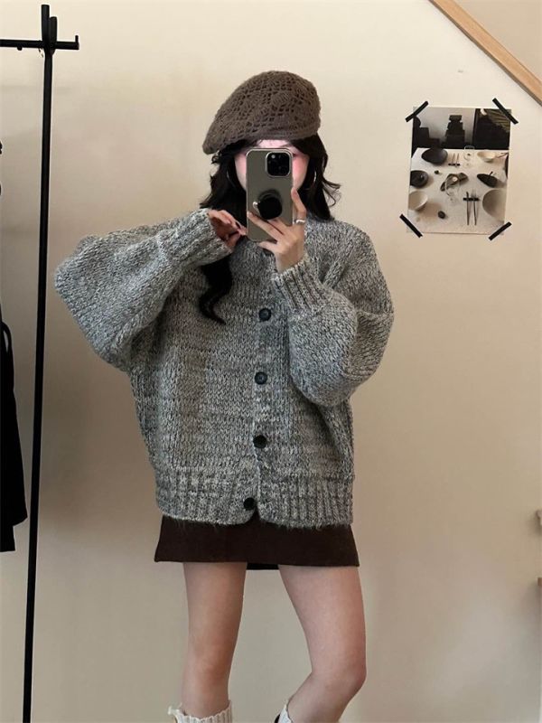 花線大鈕扣復古設計感寬鬆圓領針織外套-2色 花線大鈕扣復古設計感寬鬆圓領針織外套-2色