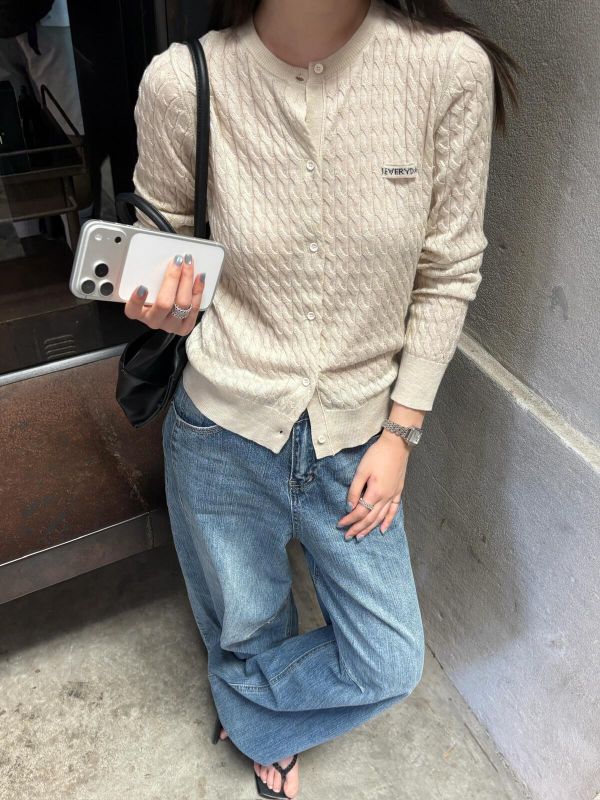 質感麻花時尚學院風小標圓領針織開衫上衣-5色 質感麻花時尚學院風小標圓領針織開衫上衣-5色