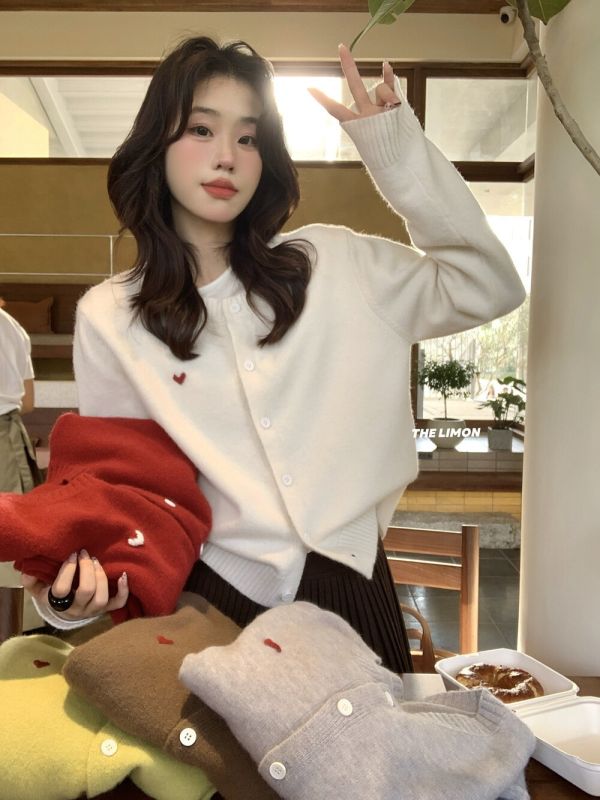 學院風愛心刺繡百搭減齡鈕扣針織開衫-5色 學院風愛心刺繡百搭減齡鈕扣針織開衫-5色