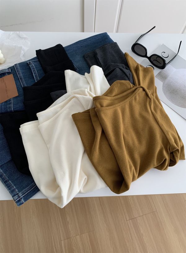 設計感一字肩柔軟慕斯絨露鎖骨百搭打底衫-4色 設計感一字肩柔軟慕斯絨露鎖骨百搭打底衫-4色