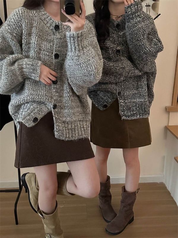 花線大鈕扣復古設計感寬鬆圓領針織外套-2色 花線大鈕扣復古設計感寬鬆圓領針織外套-2色