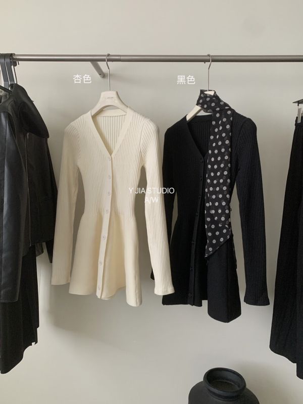 韓系收腰修身顯瘦V領針織連身裙-2色 韓系收腰修身顯瘦V領針織連身裙-2色