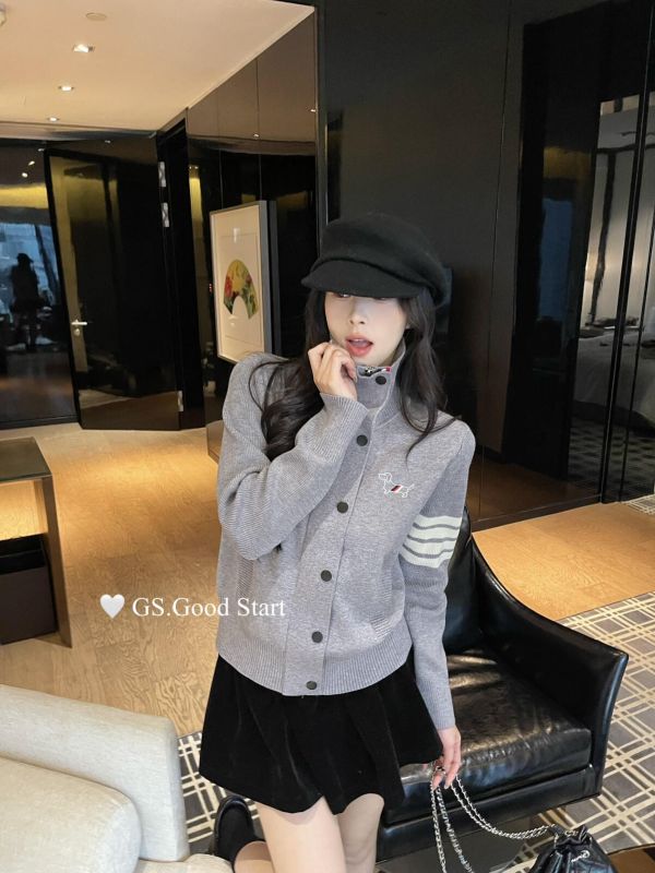 減量刺繡小狗百搭高領針織開衫-3色 減量刺繡小狗百搭高領針織開衫-3色