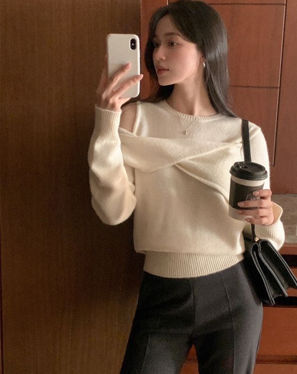 Korea 甜美露肩百搭針織上衣-2色 Korea 甜美露肩百搭針織上衣-2色