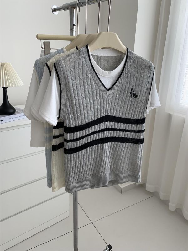 夏天也可以穿的針織衫 萊賽爾亞麻天絲 氣質假兩件小馬刺繡冰絲上衣-3色 夏天也可以穿的萊賽爾亞麻天絲 氣質假兩件小馬刺繡冰絲上衣-3色