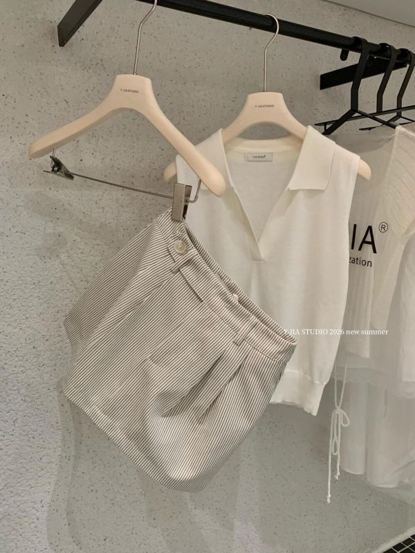 老錢風POLO領無袖背心+條紋半身裙套裝 老錢風POLO領無袖背心+條紋半身裙套裝