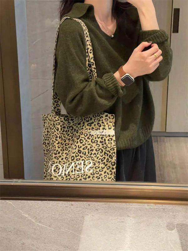 墨綠色綿羊毛翻領慵懶針織V領上衣-4色 墨綠色綿羊毛翻領慵懶針織V領上衣-4色