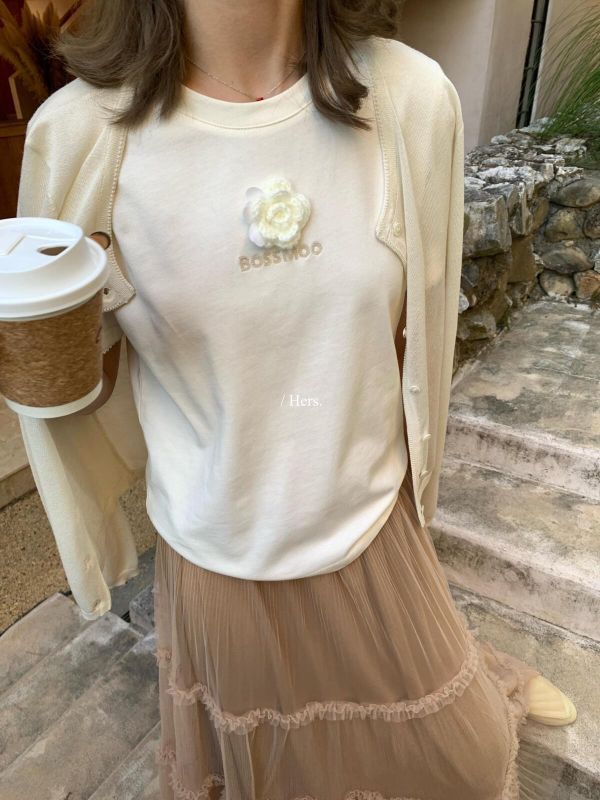 不撞款 韓系chic立體花朵刺繡別緻圓領T恤-3色 不撞款 韓系chic立體花朵刺繡別緻圓領T恤-3色