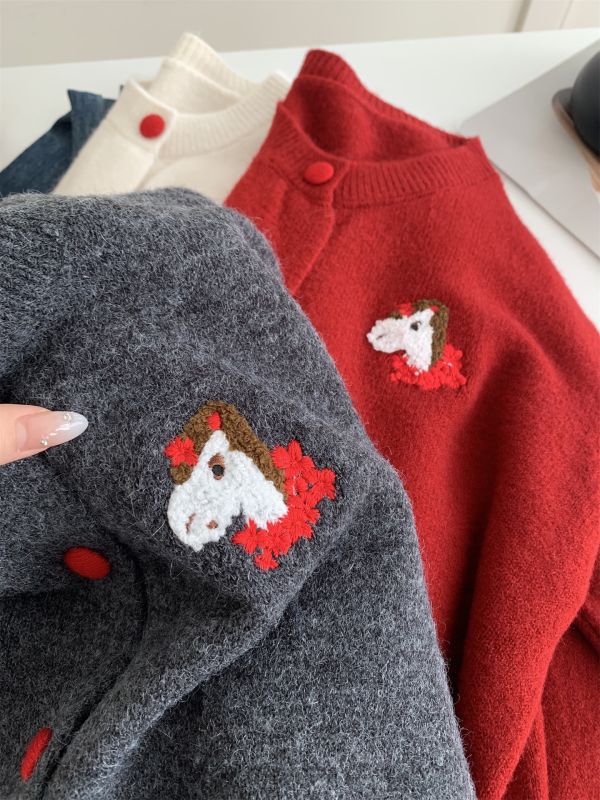 新年紅小馬刺繡圓領開衫上衣-3色 新年紅小馬刺繡圓領開衫上衣-3色