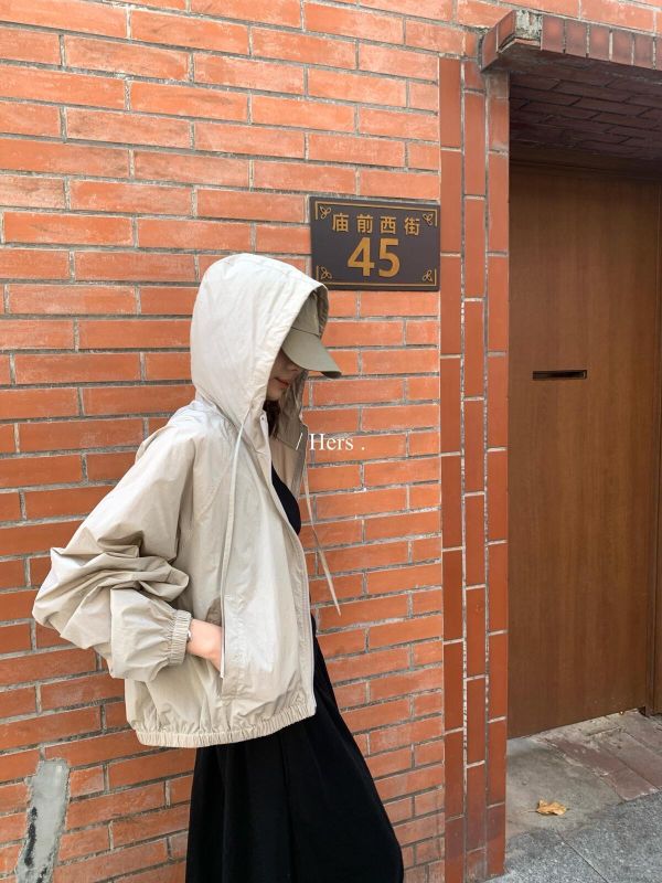 日常休閒透氣透氣輕運動感連帽外套-4色 日常休閒透氣透氣輕運動感連帽外套-4色