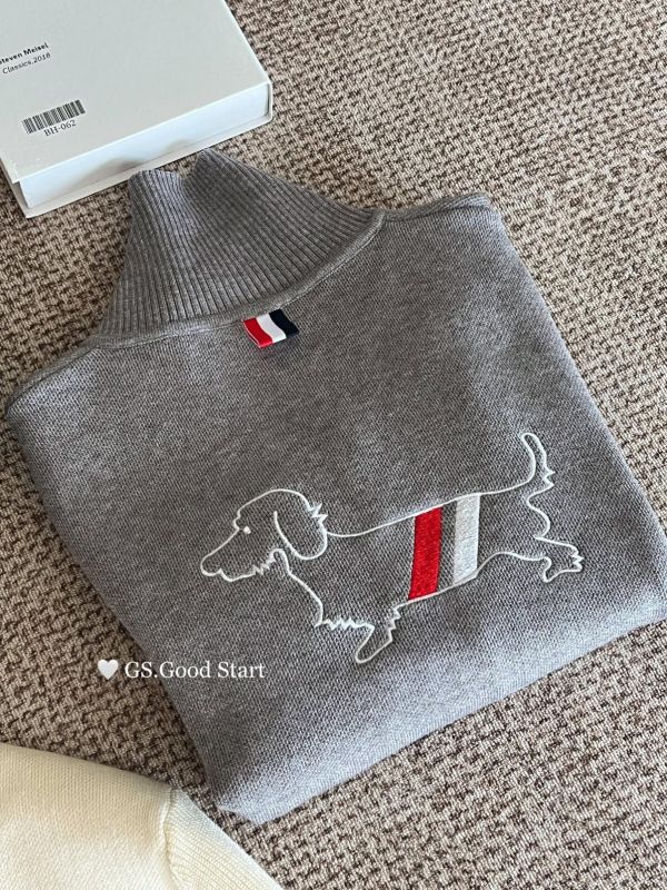 減量刺繡小狗百搭高領針織開衫-3色 減量刺繡小狗百搭高領針織開衫-3色