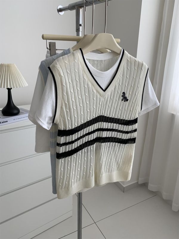 夏天也可以穿的針織衫 萊賽爾亞麻天絲 氣質假兩件小馬刺繡冰絲上衣-3色 夏天也可以穿的萊賽爾亞麻天絲 氣質假兩件小馬刺繡冰絲上衣-3色