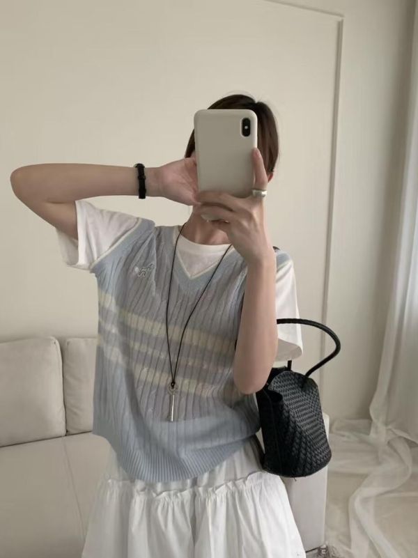 夏天也可以穿的針織衫 萊賽爾亞麻天絲 氣質假兩件小馬刺繡冰絲上衣-3色 夏天也可以穿的萊賽爾亞麻天絲 氣質假兩件小馬刺繡冰絲上衣-3色