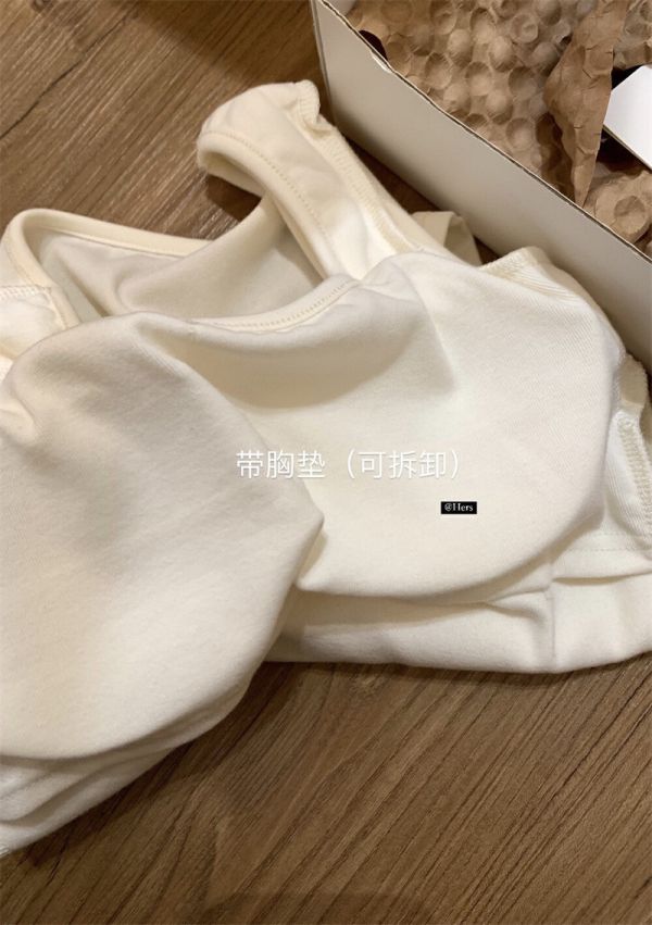 必備紙片人帶胸墊 可拆修身U領顯身材T恤-7色 紙片人帶胸墊 可拆修身U領顯身材T恤-7色