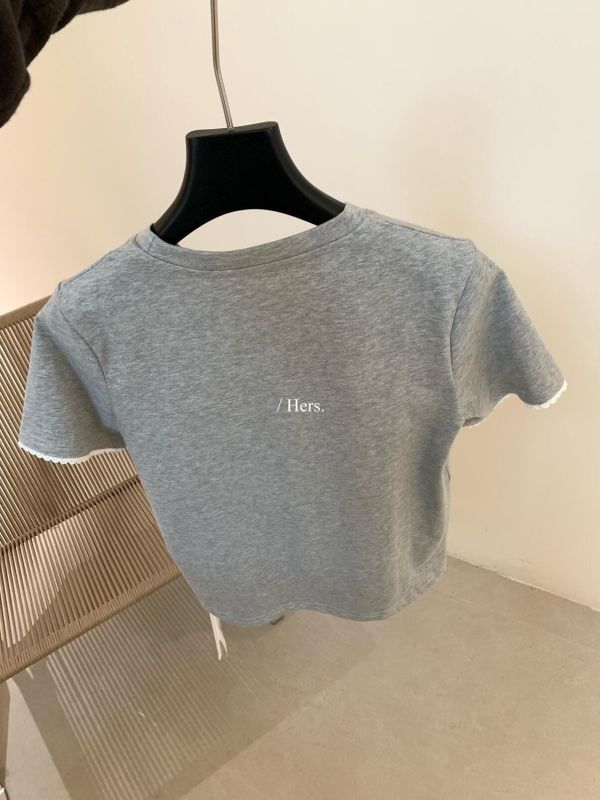 不撞款 韓系chic立體花朵刺繡別緻圓領T恤-3色 不撞款 韓系chic立體花朵刺繡別緻圓領T恤-3色