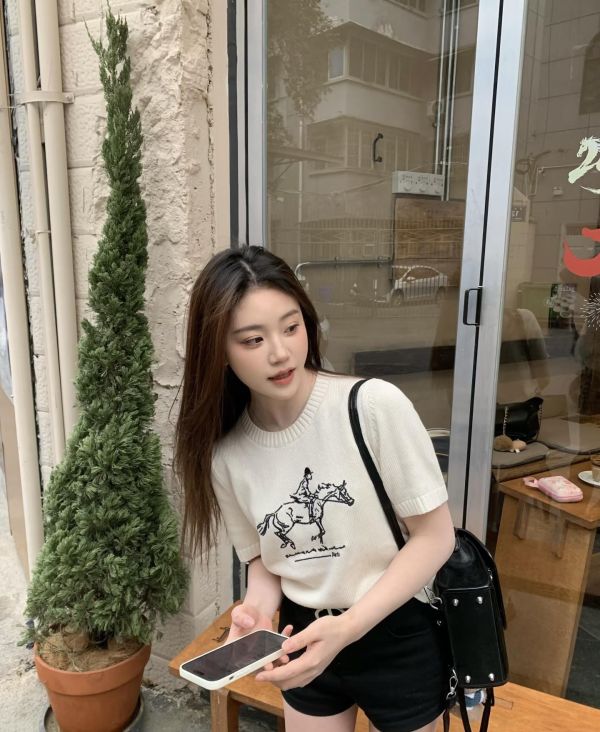 設計感騎馬刺繡百搭針織上衣-3色 設計感騎馬刺繡百搭針織上衣-3色