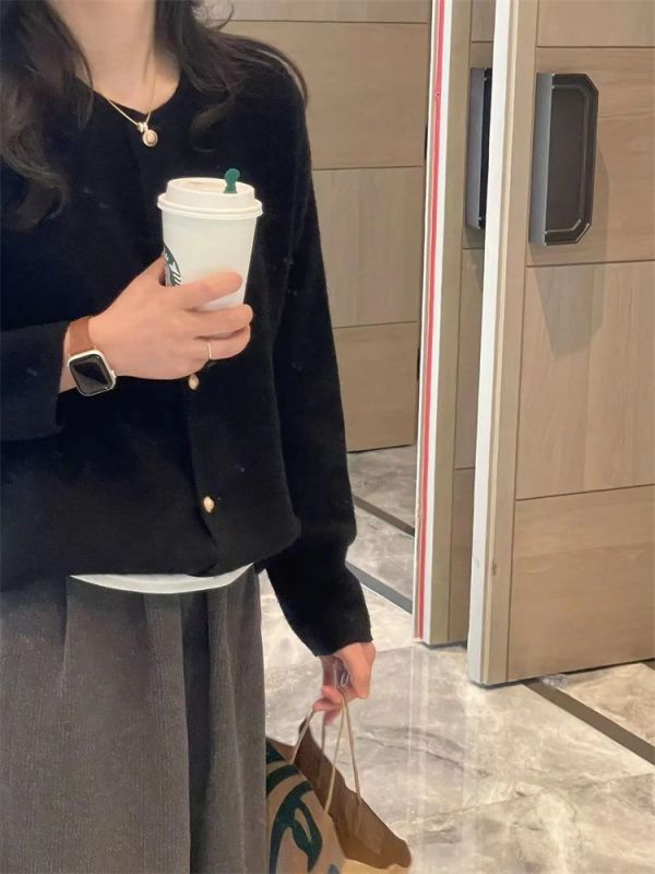 穿不膩黑色就是百搭 小香風仿浣熊絨針織外套 穿不膩黑色就是百搭 小香風仿浣熊絨針織外套