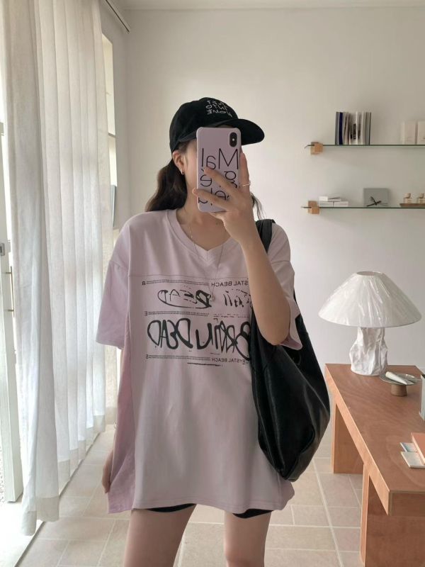 V領拼接感字母印花T恤上衣-4色 V領拼接感字母印花T恤上衣-4色