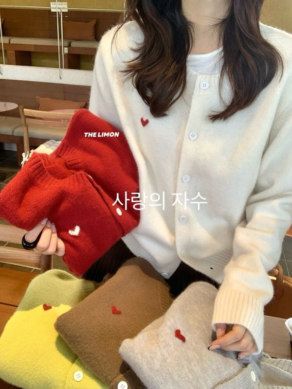 學院風愛心刺繡百搭減齡鈕扣針織開衫-5色 學院風愛心刺繡百搭減齡鈕扣針織開衫-5色