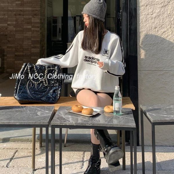 美式復古運動風logo刺繡V領上衣 美式復古運動風logo刺繡V領上衣