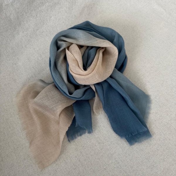 晴藍琉光_手工純羊絨圍巾（現貨） 手工純羊絨圍巾,cashmere,pashmina,scarf,鄭家純,川嵐工作室,圍巾,羊絨圍巾,羊毛圍巾,雞排妹,保暖,薄圍巾,寒流
