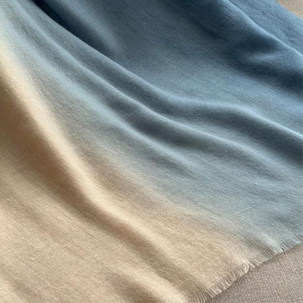晴藍琉光_手工純羊絨圍巾（現貨） 手工純羊絨圍巾,cashmere,pashmina,scarf,鄭家純,川嵐工作室,圍巾,羊絨圍巾,羊毛圍巾,雞排妹,保暖,薄圍巾,寒流