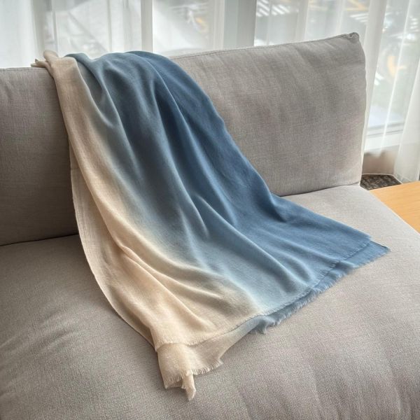 晴藍琉光_手工純羊絨圍巾（現貨） 手工純羊絨圍巾,cashmere,pashmina,scarf,鄭家純,川嵐工作室,圍巾,羊絨圍巾,羊毛圍巾,雞排妹,保暖,薄圍巾,寒流
